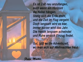 Kerze brennt in Holzlaterne mitten im Schnee.
