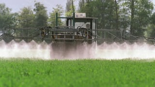 Ein Feld wird besprüht. Ein Feld wird besprüht.