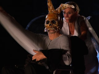Schauspieler mit Maske 