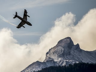 Kampfjet im Himmel mit Berg im Hintergrund