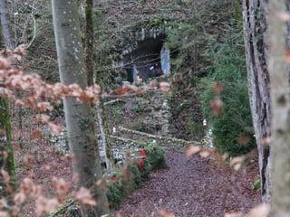 Die Mariastatue in der Lourdes-Grotte Laupersdorf im Wald. 