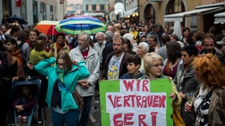 Menschen versammeln sich an der Solidaritätskundgebung «Geri bleibt!» vor dem Stadthaus in Baden.