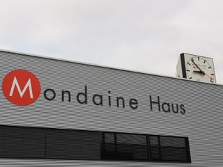 Fabrikfassade mit Aufschrift «Mondaine Haus». Fabrikfassade mit Aufschrift «Mondaine Haus».