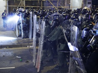 Dutzende Polizisten mit Schilden