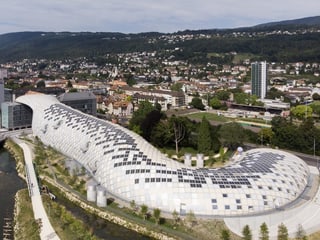 Blick von oben auf das Swatch-Gebäude