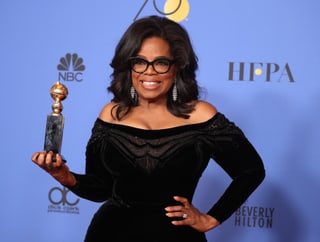 Oprah posiert mit ihrem Golden Globe