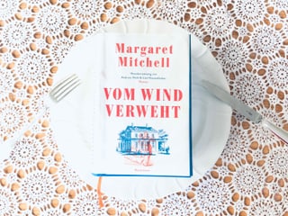 Der Roman «Vom Wind verweht» liegt auf einem festlich gedeckten Tisch. Der Roman «Vom Wind verweht» liegt auf einem festlich gedeckten Tisch.