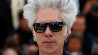 Porträt von Jim Jarmusch, nah, mit schwarzer Sonnenbrille. Porträt von Jim Jarmusch, nah, mit schwarzer Sonnenbrille.