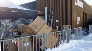 Kartonschachteln vor Gebäude Kartonschachteln vor Gebäude