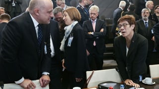 Nato-Treffen in Brüssel: Estlands Verteidigungsminister Juri Luik mit dem französischen Amtskollegen Florence Parly und der deutschen Amtskollegin Annegret Kramp-Karrenbauer. Nato-Treffen in Brüssel: Estlands Verteidigungsminister Juri Luik mit dem französischen Amtskollegen Florence Parly und der deutschen Amtskollegin Annegret Kramp-Karrenbauer.