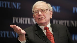Buffett mit ausgestreckter Hand an einer Konferenz Buffett mit ausgestreckter Hand an einer Konferenz
