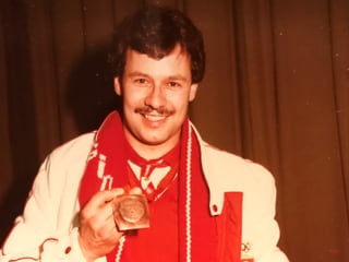Rico Freiermuth zeigt seine Olympia-Medaille.