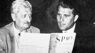 ein schwarz-weiss Foto von 2 Männern, die diskutieren ein schwarz-weiss Foto von 2 Männern, die diskutieren
