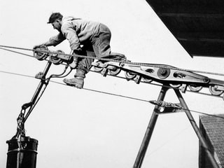 Willy Garaventa bei Arbeiten an der Seilbahn. Willy Garaventa bei Arbeiten an der Seilbahn.