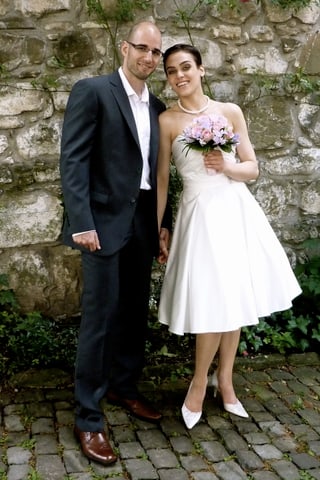 Stefan Schwitter im Anzug und Nina Burri in einem kurzen, weissen Hochzeitskleid. Stefan Schwitter im Anzug und Nina Burri in einem kurzen, weissen Hochzeitskleid.