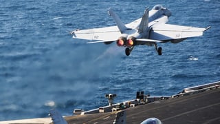 Ein Kampfflieger startetn auf einem Flugzeugträger für einen Schlag gegen den IS.