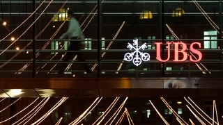 UBS-Logo an einer Passerelle