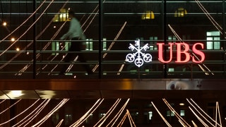 UBS-Logo an einer Passerelle UBS-Logo an einer Passerelle