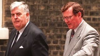Der britische UUP-Politiker, John Taylor (l.), und der nordirische UUP-Politiker, David Trimble, treffen 1997 den britischen Premierminister Tony Blair zu Gesprächen.