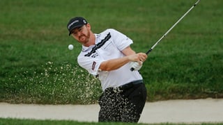 Jimmy Walker schlägt einen Ball aus dem Bunker.