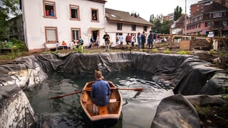 Ein Kunstprojekt in Basel lässt zwölf Künstler in einem Haus leben, im Garten haben sie einen Teich gebaut.