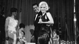 Marilyn Monroe hält ihren Golden Globe.