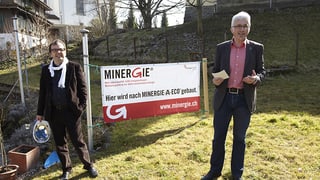 Bauherr Markus Portmann (rechts) beim Spatenstich des Minergiehauses A-Eco. 