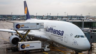 Ein Airbus A380 der Lufthansa steht geparkt am Gate.