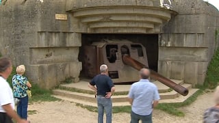 Touristen vor einem Bunker