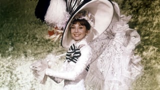Audrey Hepburn mit wiessem Kostüm und Hut in «My Fair Lady».