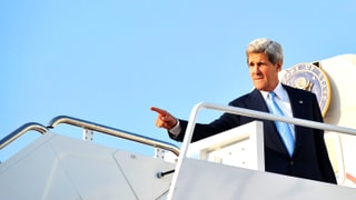 US-Aussenminister John Kerry besteigt in der jordanischen Hauptstadt Amman ein Flugzeug. Mit dem Finger zeigt er in Richtung der Zurückbleibenden.