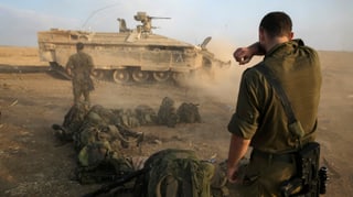 Israelische Kämpfer und ein Panzer im Gazastreifen.
