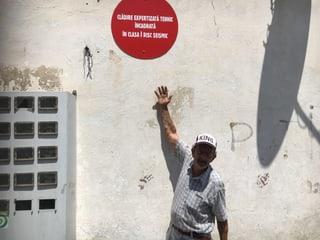 Gheorghe Nize zeigt auf das Warnschild am B-Block Gheorghe Nize zeigt auf das Warnschild am B-Block