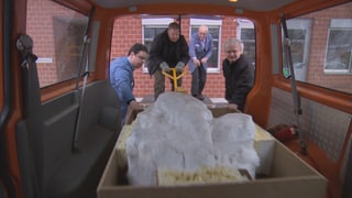 In einer schützenden Gipshülle wurde der Erdblock in einem Transporter zur Empa gefahren. In einer schützenden Gipshülle wurde der Erdblock in einem Transporter zur Empa gefahren.
