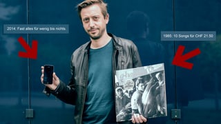 Input-Redaktor Gregi Sigrist mit seiner ersten LP und seinem aktuellen Smartphone.