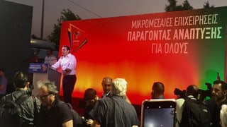 Premier Alexis Tsipras auf Tribüne. Premier Alexis Tsipras auf Tribüne.