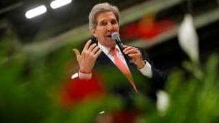 John Kerry mit Mikrofon in der Hand John Kerry mit Mikrofon in der Hand