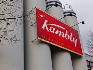 Blick auf das Kambly-Logo bei der Fabrik in Trubschachen. 