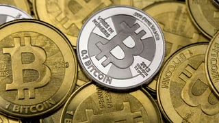 Zu Anschauungszwecken hergestellte Bitcoin Münzen.