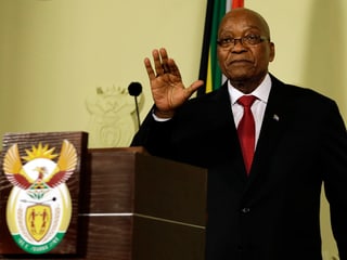 Zuma an einem Rednerpult.