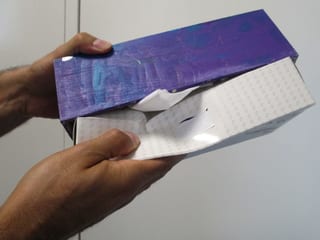 Schachtel mit Kosmetiktüchern passt nicht in die Holzhülle aus dem Coop-Sortiment.