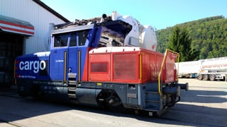 Eine Lokomotive steht auf dem Firmenareal der Giezendanner AG bereit. Eine Lokomotive steht auf dem Firmenareal der Giezendanner AG bereit.