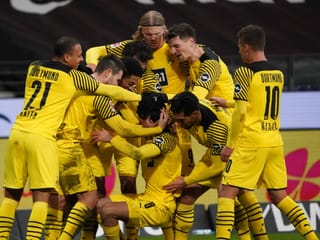 Mahmoud Dahoud wird nach seinem 3:2-Siegtreffer gegen Frankfurt von seinem Mitspielern geherzt.