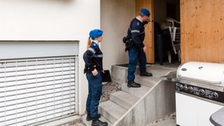 Eine Frau und ein Mann in Securitas-Uniform stehen vor einem Hauseingang. Eine Frau und ein Mann in Securitas-Uniform stehen vor einem Hauseingang.