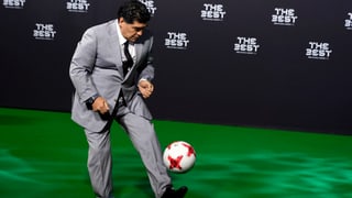 Maradona jongliert.