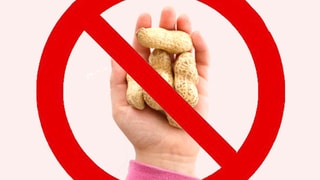 Ein Kind hält Erdnüsse in der Hand