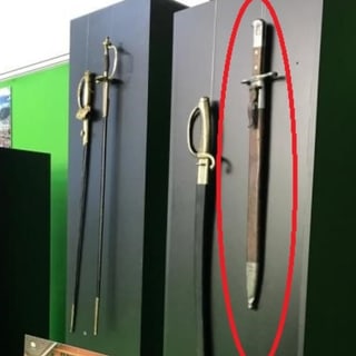 Mehrere Degen an einer Wand Mehrere Degen an einer Wand