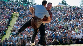 Christian Stucki und Kilian Wenger im Sägemehlring.