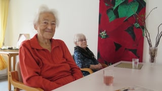 Zwei Seniorinnen am Tisch
