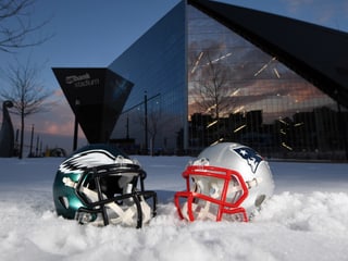 Football-Helme im Schnee